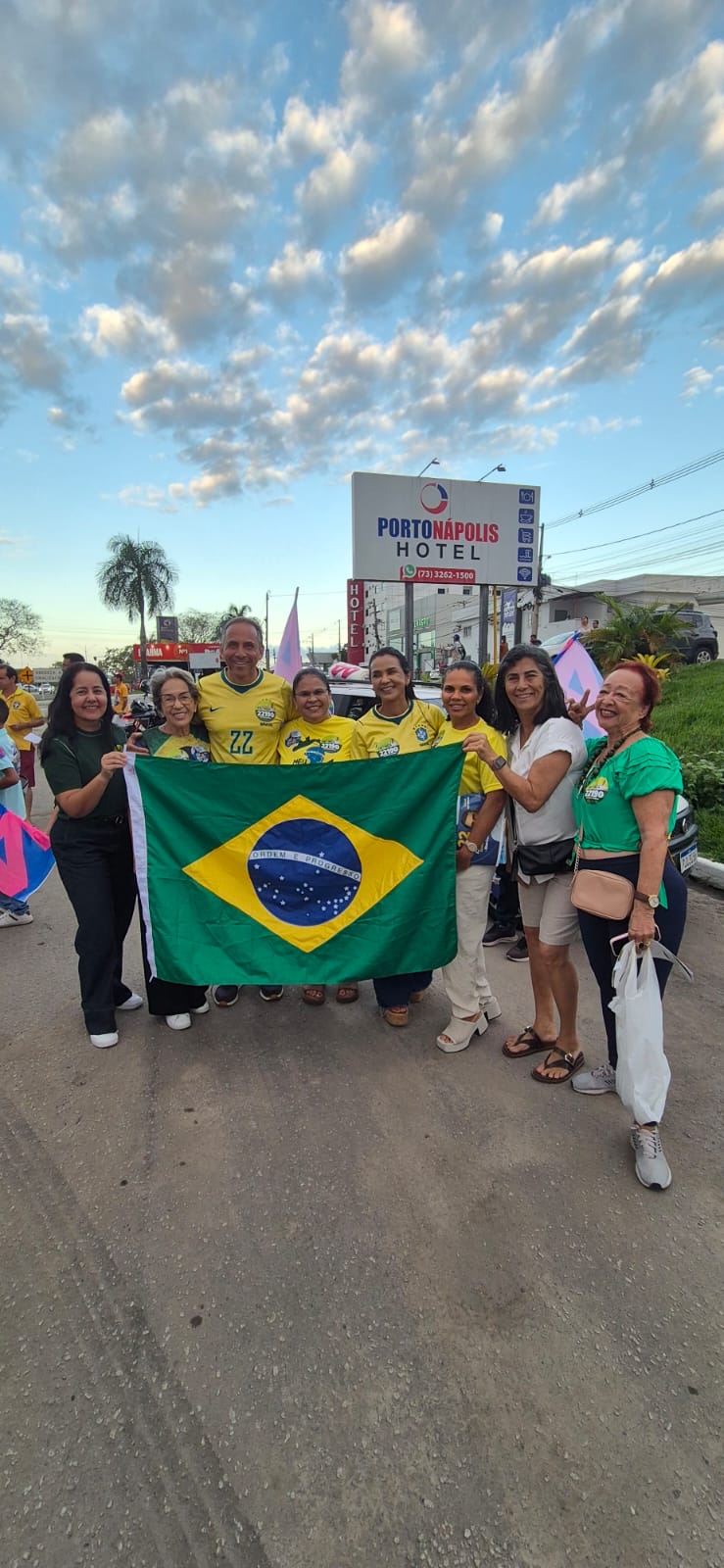 Coronel França participa de grande carreata da direita em Eunápolis